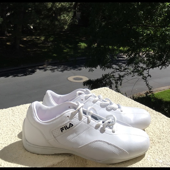 fila white tennis shoes